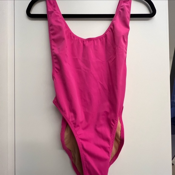 X REVOVLE Marissa One Piece in Orchid Pink NORMA KAMALI - Picture 4 of 7